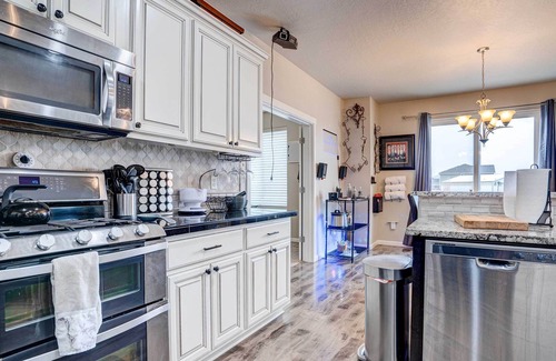 West Richland House | West Richland House: Home Gym & Fire Pit!