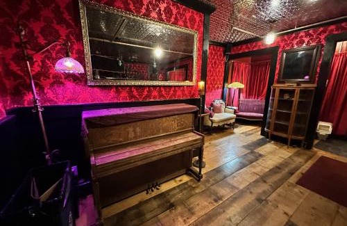 Downtown Hotel | West River House