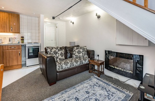 Yarmouth Apartment | WEST SEA VIEW NO 4, pet friendly, country holiday cottage in Yarmouth