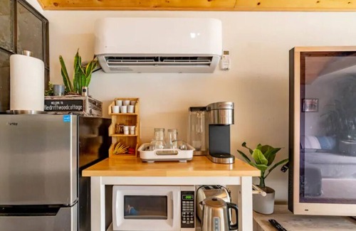 Roxhill Apartment | West Seattle Driftwood Cottage