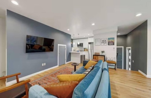 North Admiral House | West Seattle Getaway Near Alki Beach & Water Taxi