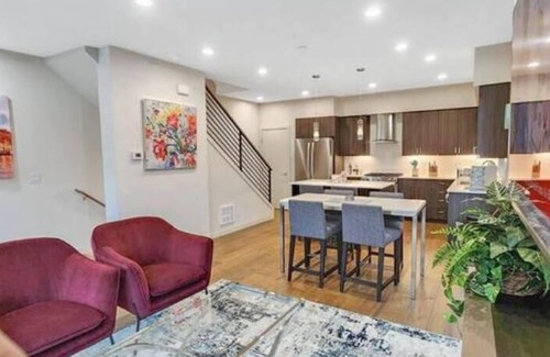 North Admiral House | West Seattle's Modern Townhome