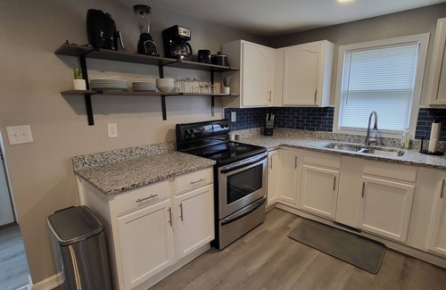 Evansville House | West Side Cottage - Cute 2 bed/1 bath, great for extended stays in Evansville!