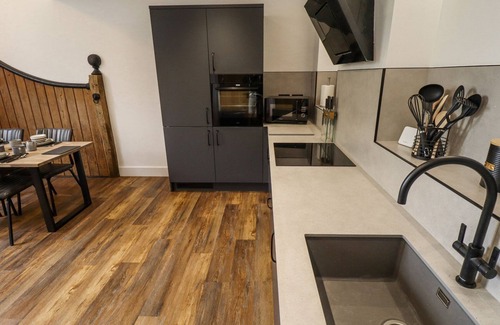 Retford Cottage | WEST STABLE, character holiday cottage, with open fire in Retford
