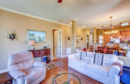 West Union House | West Union Townhome w/Patio & Lake View