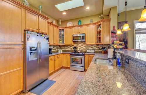 West Union House | West Union Townhome w/Patio & Lake View