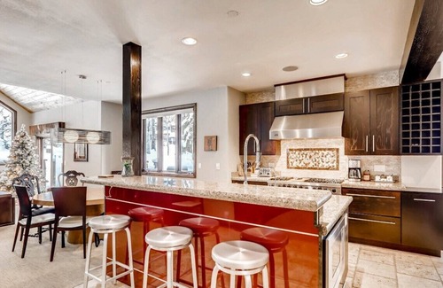 Highland Meadows House | West Vail Retreat | Hot Tub & Free Village Parking | 5 Mins to Mountain