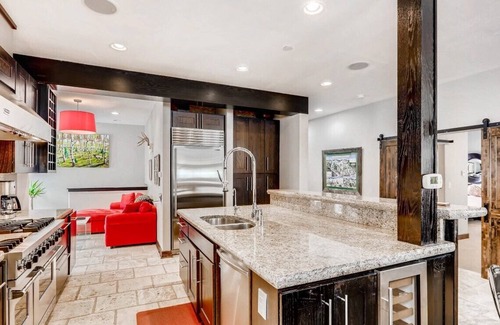 Highland Meadows House | West Vail Retreat | Hot Tub & Free Village Parking | 5 Mins to Mountain