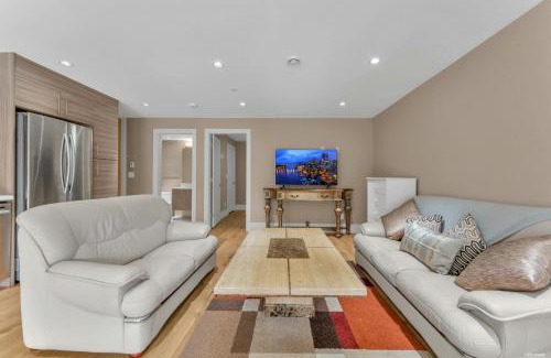 West Vancouver House | West Vancouver 1 Bedroom Suite Garden View by Moonlight B&B