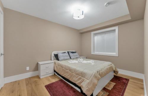 West Vancouver House | West Vancouver 1 Bedroom Suite Garden View by Moonlight B&B