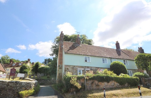 Shorwell Cottage | WEST VIEW, family friendly, character holiday cottage in Shorwell