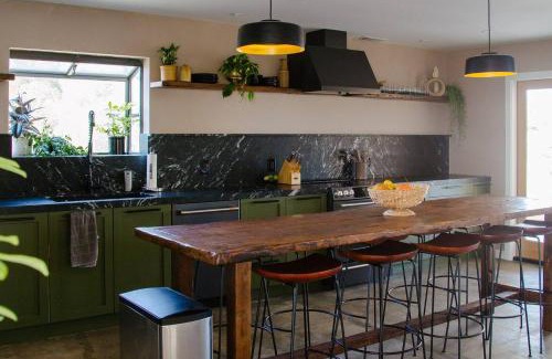 Yucca Valley House | West & Wild Yucca Hip Modern Pool Sleeps 10