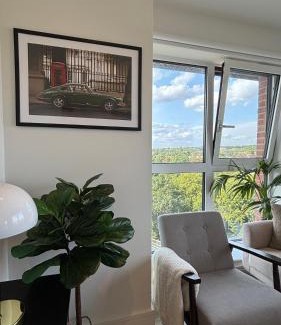 Coombe Hill Apartment | West Wimbledon, 2 Bedroom Luxury Stay, Gym, Free Parking