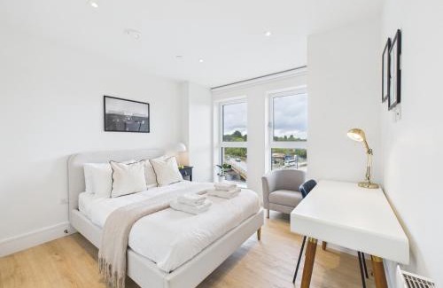 Coombe Hill Apartment | West Wimbledon, 2 Bedroom Luxury Stay, Gym, Free Parking