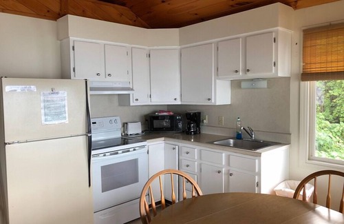 Clayton Hotel | West Winds Motel & Cottages
