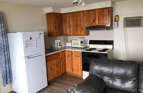 Clayton Hotel | West Winds Motel & Cottages