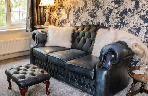 Full Sutton Cottage | WEST WING APARTMENT, romantic, with hot tub in Stamford Bridge