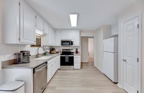 Northwest Raleigh House | WestBorough Hideaway Fenced Yard, 3B, Central