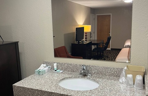 Centerville Hotel | Westbridge Inn & Suites