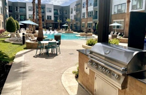 Woodlake - Briar Meadow Apartment | Westchase Cheerful Modern 2 king Long term