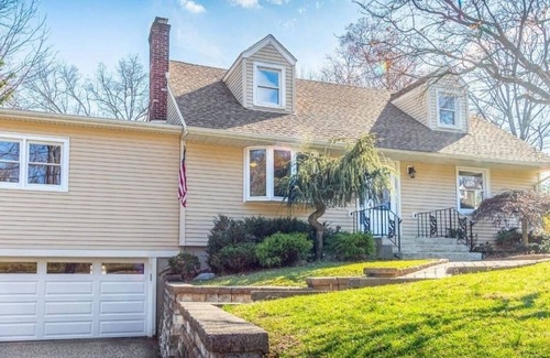 Yorktown Heights House | Westchester feel Hudson valley view
