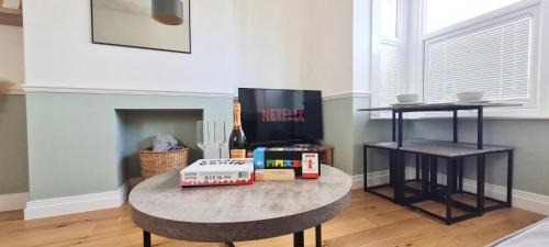 Westcliff-on-Sea Apartment | Westcliff-On-Sea Modern 2 Bedroom Apartment - FREE Parking
