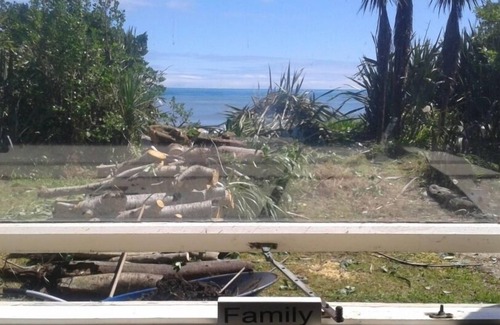 Hector House | Westcoast Blue Penguin Bach - Classic NZ Coastal Kiwi Bach