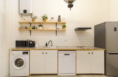 Ujlipotvaros Apartment | Westend 1-bedroom apartment with AC, WiFi in delightful Budapest