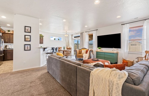 Caldwell House | Western Charm | Caldwell | Hot Tub | Near C of I