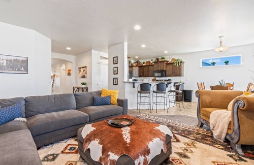 Caldwell House | Western Charm | Caldwell | Hot Tub | Near C of I