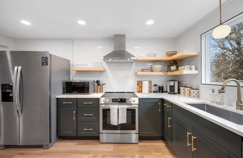 Regis Apartment | Western Charm w/Premium Bedding & Quiet Street - minutes from Tennyson!