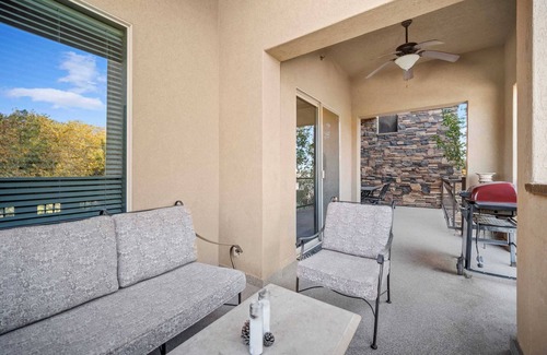 Hurricane Condo | Western Front - Rustic Charm & Comfort