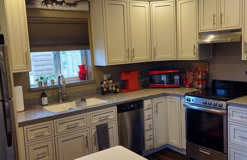Peoria House | Western Guest House with AC in charming Peoria