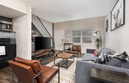 Fort Worth Apartment | Western Modern 2 Story Loft: Pool, Gym, Biz Center