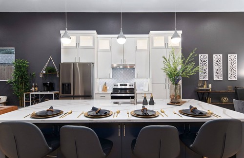 West Dallas House | Western Oasis - Chic New 6BR 10-min from Downtown