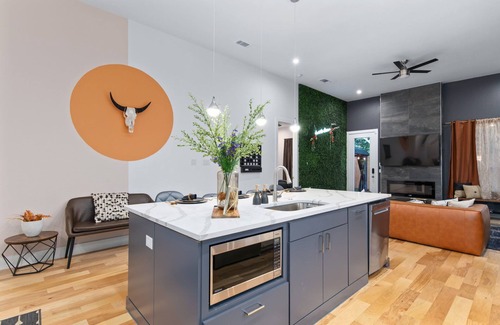 West Dallas House | Western Oasis - Chic New 6BR 10-min from Downtown