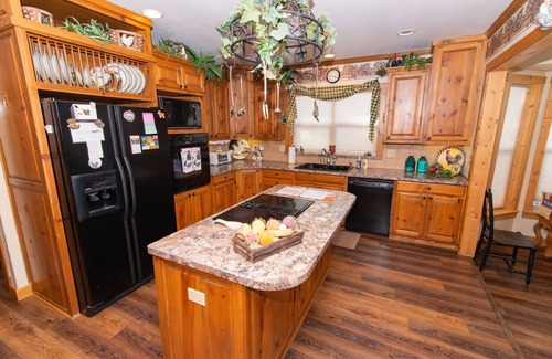 Lake Hatcher Park House | WESTERN RETREAT - Across from the Lake!