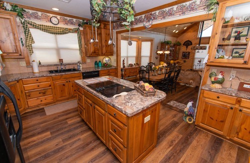 Lake Hatcher Park House | WESTERN RETREAT - Across from the Lake!