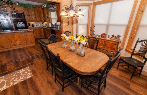 Lake Hatcher Park House | WESTERN RETREAT - Across from the Lake!