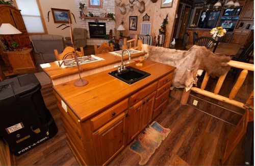 Lake Hatcher Park House | Western Retreat Across From the Lake