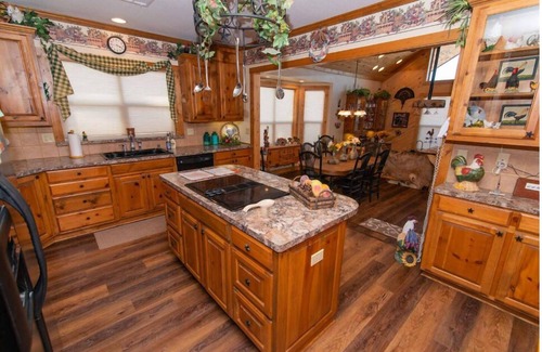 Lake Hatcher Park House | Western Retreat Across From the Lake