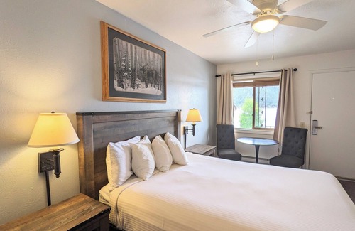 Grand Lake Hotel | Western Riviera Lakeside Lodging
