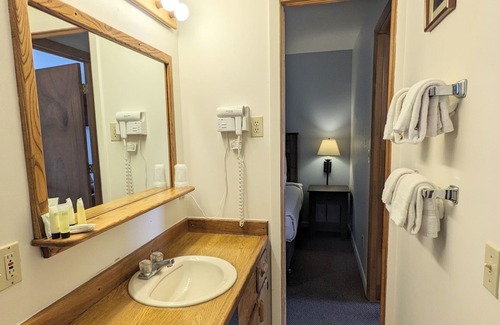 Grand Lake Hotel | Western Riviera Lakeside Lodging