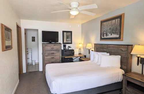 Grand Lake Hotel | Western Riviera Lakeside Lodging