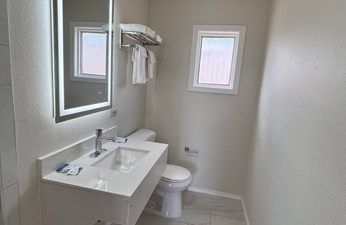 Clarendon Hotel | Western Skies Motel