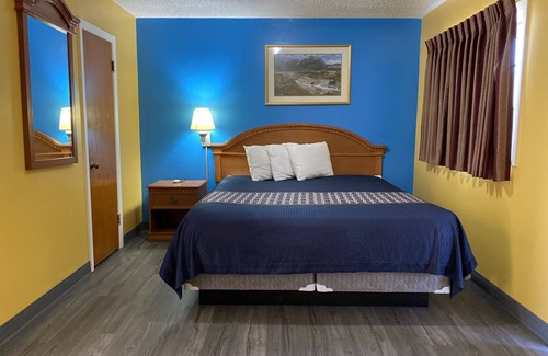 Clarendon Hotel | Western Skies Motel