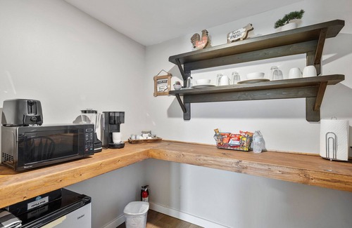 Southeast Houston Apartment | Western Studio w/private patio 5 min from Hobby Airport!