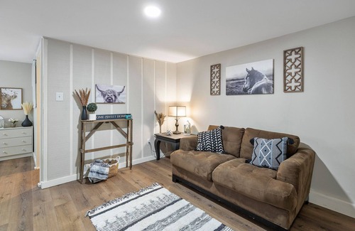 Southeast Houston Apartment | Western Studio w/private patio 5 min from Hobby Airport!