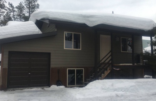 West Yellowstone House | Western themed Cabin in Quiet neighborhood - 1 mile to Yellowstone Park!