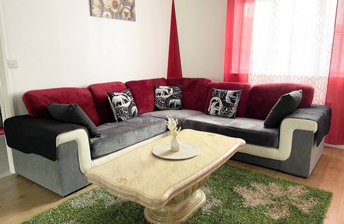 Chadwell Apartment | Westfield Gardens Apartment - 3 Bedrooms